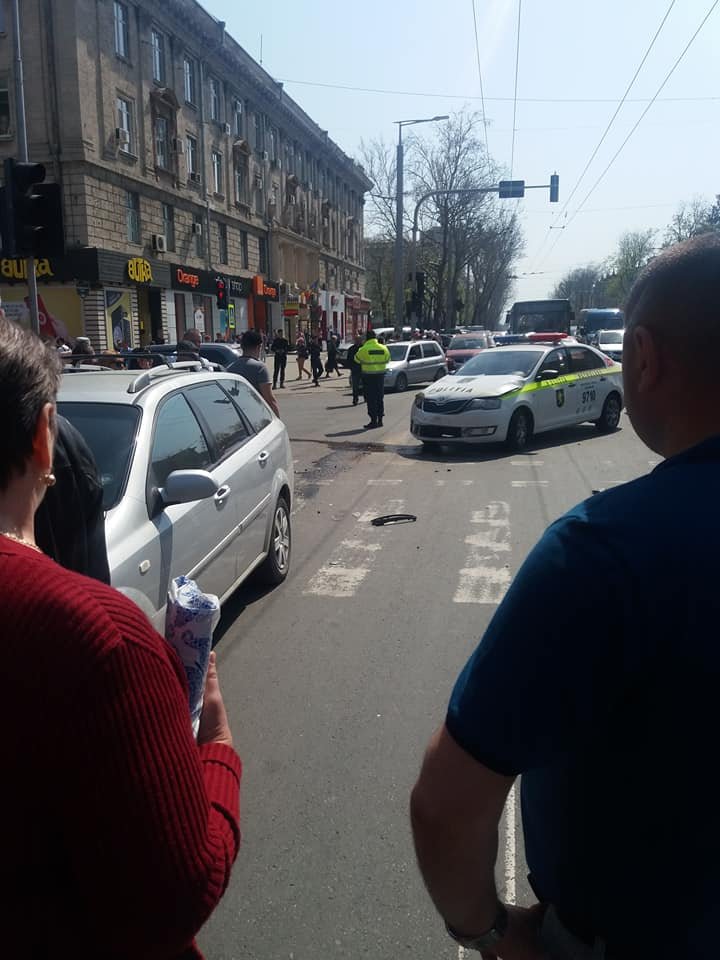 Maşină a Poliţiei, implicată într-un accident rutier la intersecţia străzilor Ştefan cel Mare cu strada Armenească. Ce spun martorii (FOTO/VIDEO)