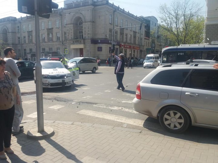 Maşină a Poliţiei, implicată într-un accident rutier la intersecţia străzilor Ştefan cel Mare cu strada Armenească. Ce spun martorii (FOTO/VIDEO)