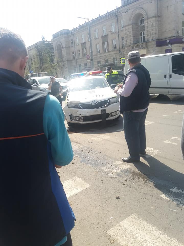 Maşină a Poliţiei, implicată într-un accident rutier la intersecţia străzilor Ştefan cel Mare cu strada Armenească. Ce spun martorii (FOTO/VIDEO)