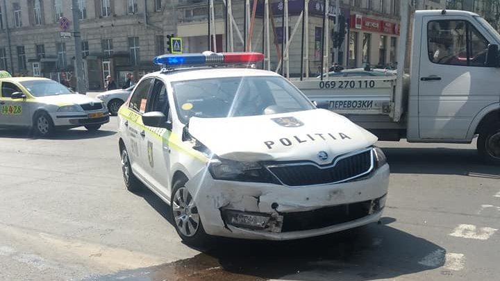 Maşină a Poliţiei, implicată într-un accident rutier la intersecţia străzilor Ştefan cel Mare cu strada Armenească. Ce spun martorii (FOTO/VIDEO)