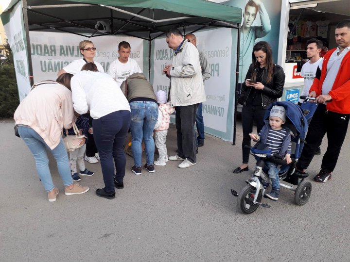 Cozi imense pe aleea de la Ciocana. Chișinăuienii stau la rând pentru a semna pentru Silvia Radu (FOTO)