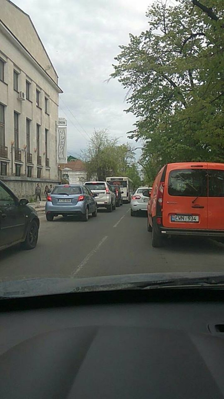 Ambuteiaj kilometric în Capitală! Bulevardul Grigore Vieru a fost BLOCAT (VIDEO)