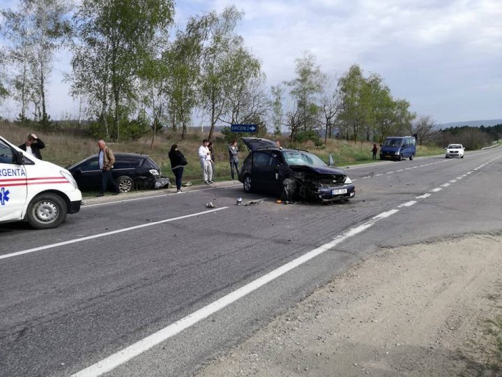 Accident grav la intrarea în satul Iurceni. Două mașini s-au tamponat frontal (FOTO)