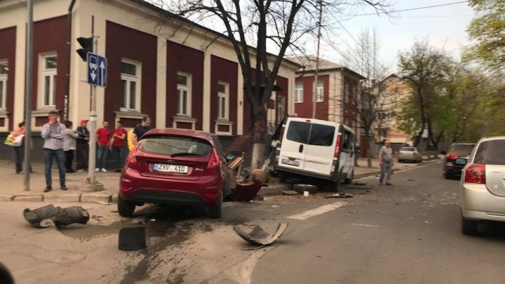 Accident în Capitală, provocat de un şofer care a trecut la roşu. Două maşini, făcute ZOB (FOTO)