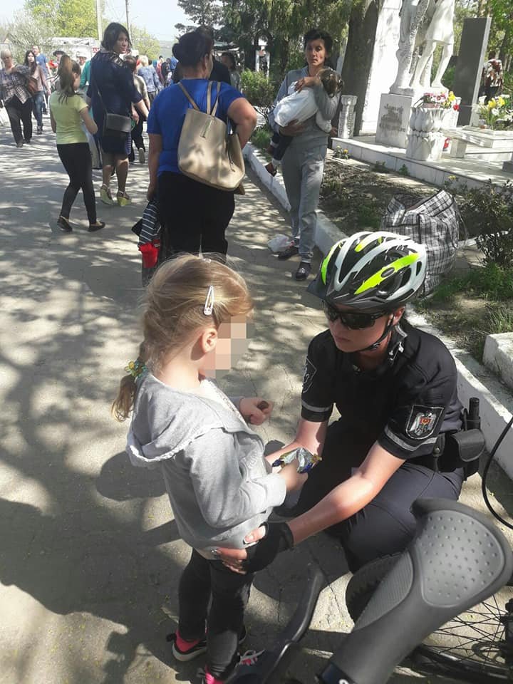 Părinţi iresponsabili! Cinci copii s-au pierdut în mulţimea din cimitirul Sfântul Lazăr (FOTO)