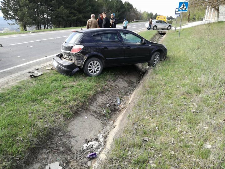 Accident grav la intrarea în satul Iurceni. Două mașini s-au tamponat frontal (FOTO)