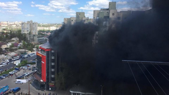 ÎNCĂ UN INCENDIU PUTERNIC. CENTRUL COMERCIAL LUNEDOR din Capitală, cuprins de flăcări (VIDEO/FOTO)