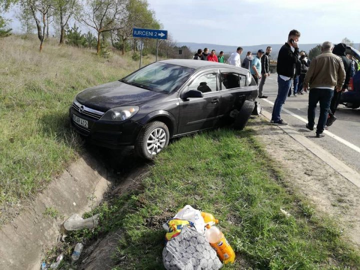 Accident grav la intrarea în satul Iurceni. Două mașini s-au tamponat frontal (FOTO)