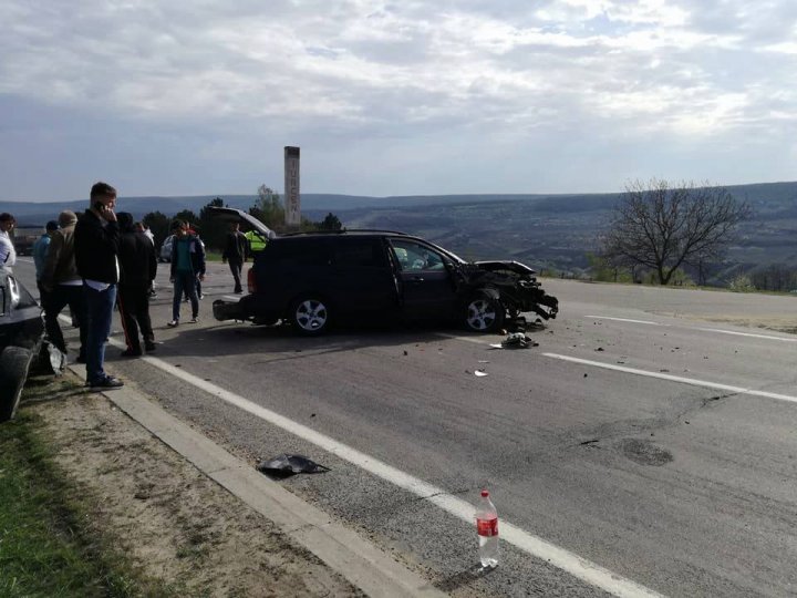 Accident grav la intrarea în satul Iurceni. Două mașini s-au tamponat frontal (FOTO)