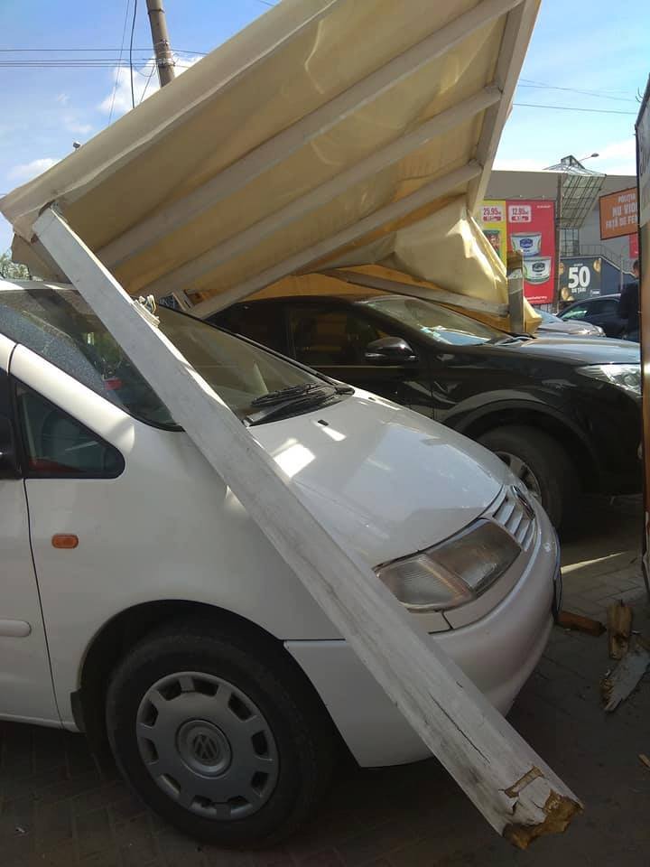 INCIDENT GRAV în parcarea unui centru comercial. O terasă A FOST LUATĂ DE VÂNT (FOTO)