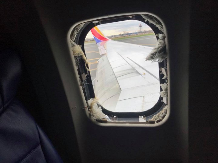 Clipe de groază la bordul avionului Southwest Airlines: A fost înfricoșător, pur și simplu dispăruse toată partea stângă a motorului (FOTO/VIDEO)