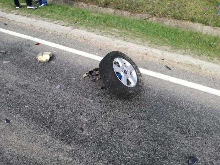 Accident grav la intrarea în satul Iurceni. Două mașini s-au tamponat frontal (FOTO)