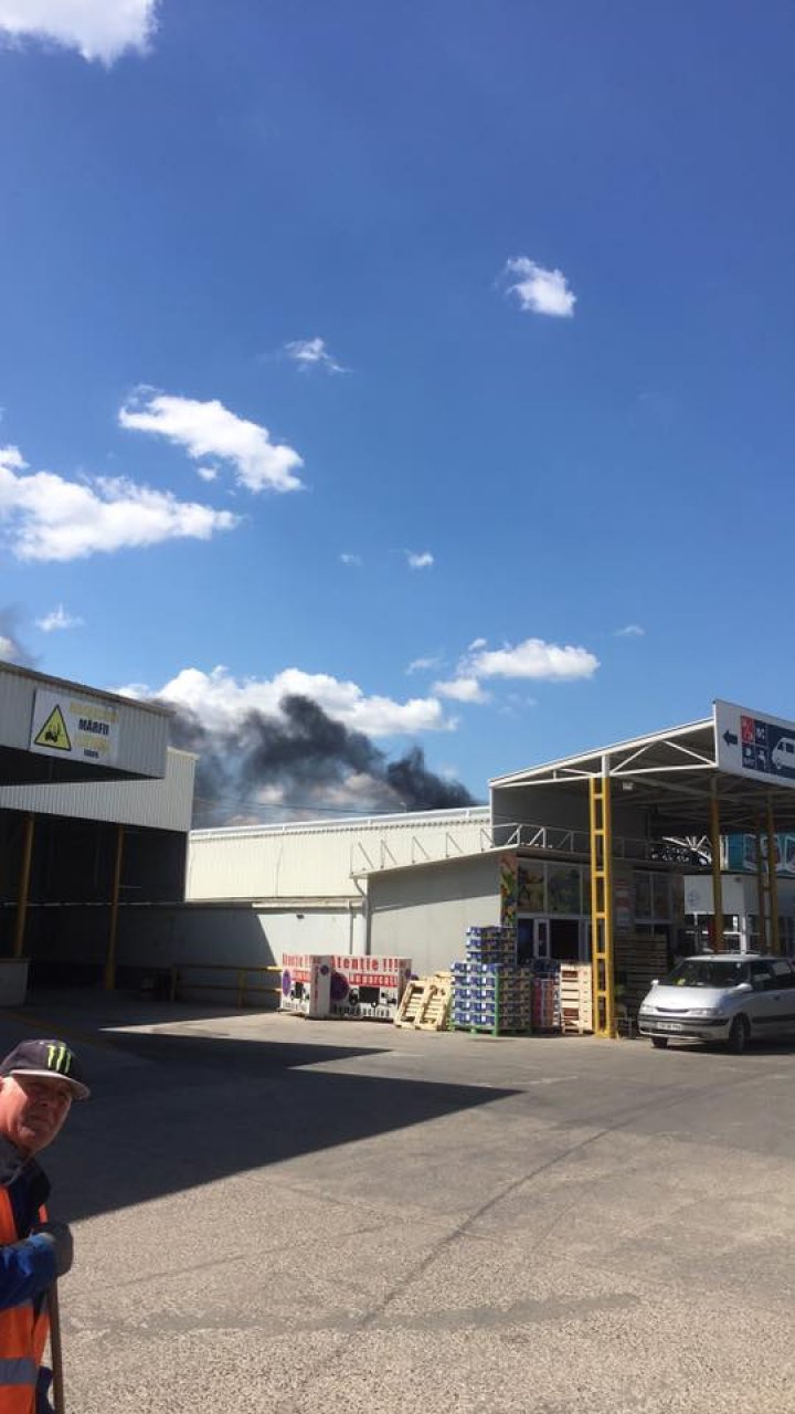 Imagini de la INCENDIUL DEVASTATOR care a cuprins centrul comercial din Chişinău (FOTO)