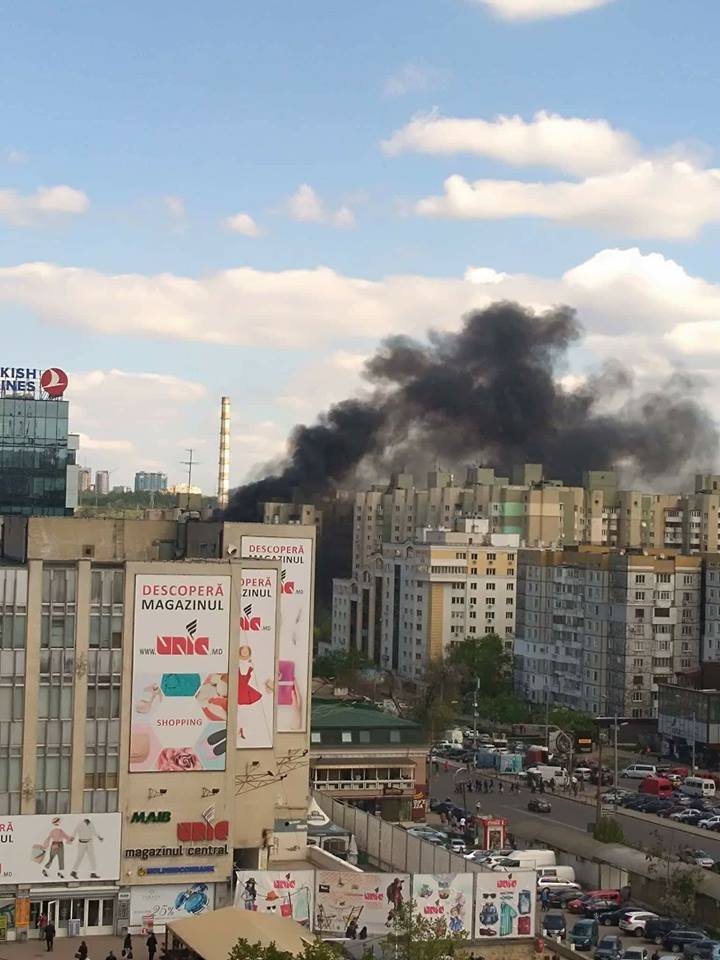 Imagini de la INCENDIUL DEVASTATOR care a cuprins centrul comercial din Chişinău (FOTO)