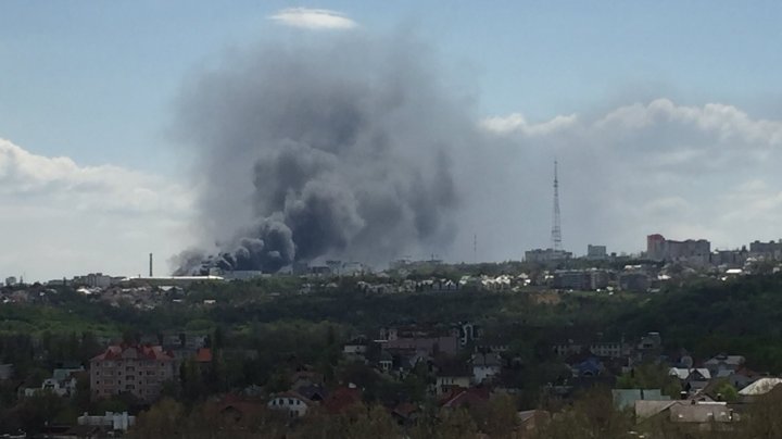 Imagini de la INCENDIUL DE PROPORŢII de la Telecentru, surprinse de martori oculari FOTO/VIDEO