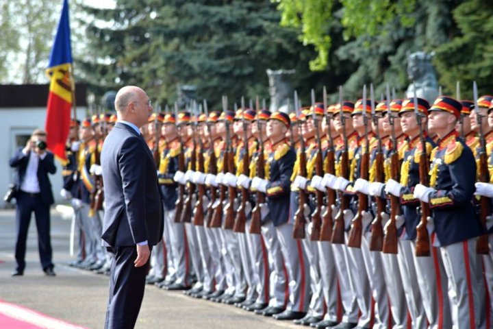 Ziua Drapelului de Stat. Pavel Filip le-a mulţumit militarilor că ne poartă faima (FOTO)