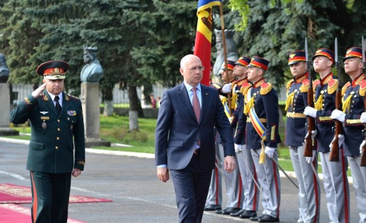 Ziua Drapelului de Stat. Pavel Filip le-a mulţumit militarilor că ne poartă faima (FOTO)