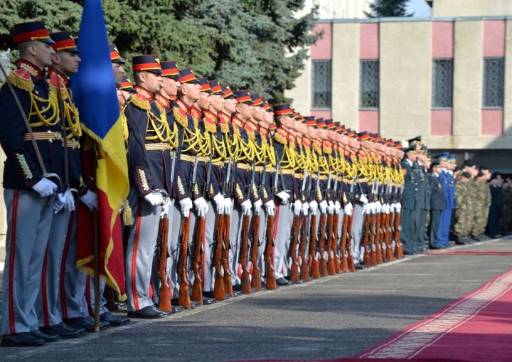 Ziua Drapelului de Stat. Pavel Filip le-a mulţumit militarilor că ne poartă faima (FOTO)