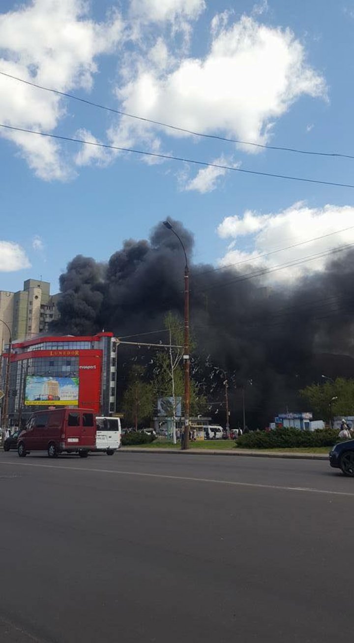 ÎNCĂ UN INCENDIU PUTERNIC. CENTRUL COMERCIAL LUNEDOR din Capitală, cuprins de flăcări (VIDEO/FOTO)