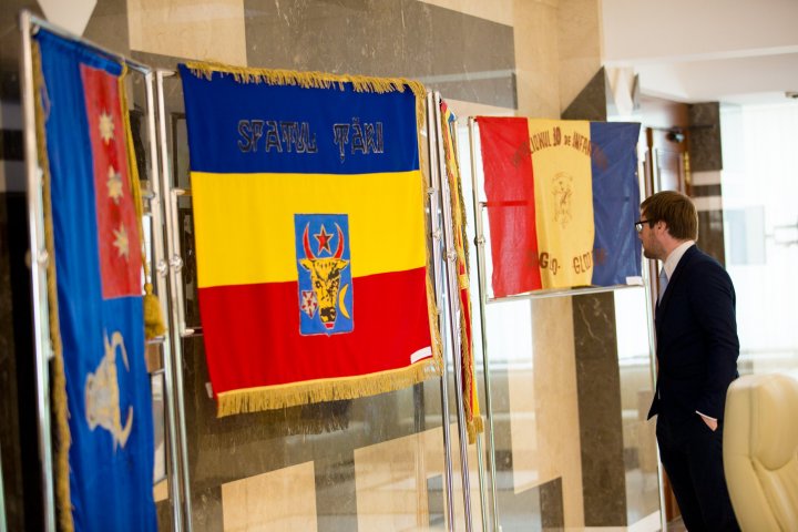 Expoziţie inedită la Parlament. Mai multe drapele istorice, prezentate publicului (FOTO)