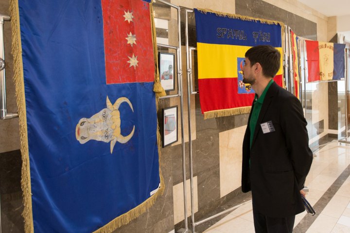 Expoziţie inedită la Parlament. Mai multe drapele istorice, prezentate publicului (FOTO)