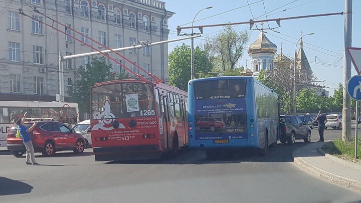 Accident rutier în Centrul Capitalei. Un autobuz s-a ciocnit violent cu o mașină de lux