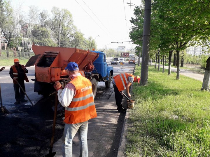 Silvia Radu despre lucrările de reparaţie a drumurilor: Mai este mult de lucru, toţi oamenii sunt la datorie. Orașul va fi reparat (FOTO)