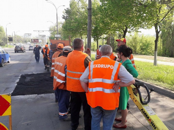 Silvia Radu despre lucrările de reparaţie a drumurilor: Mai este mult de lucru, toţi oamenii sunt la datorie. Orașul va fi reparat (FOTO)