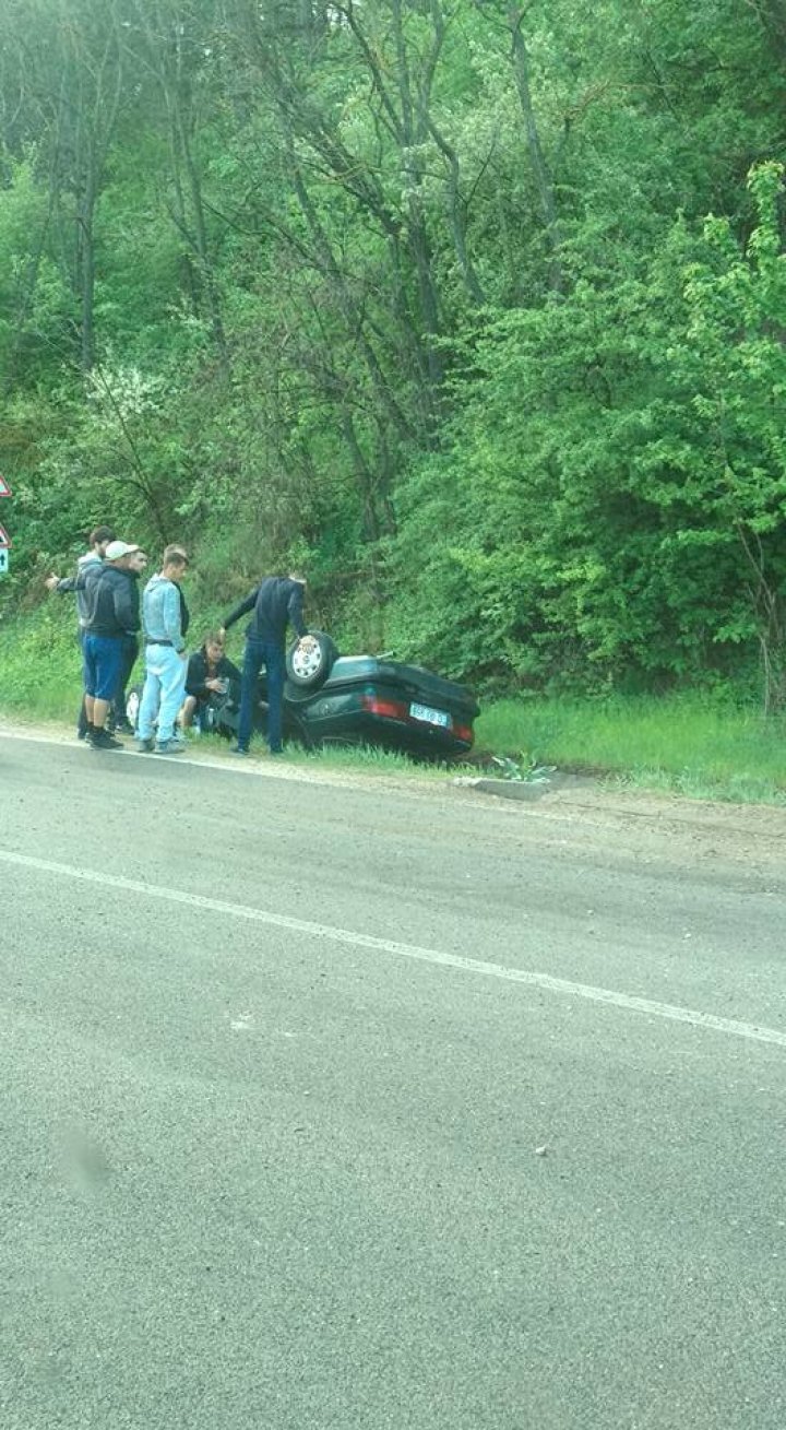 Accident rutier în apropiere de Fundul Galbenei. O maşină s-a răsturnat într-un şanţ (FOTO)