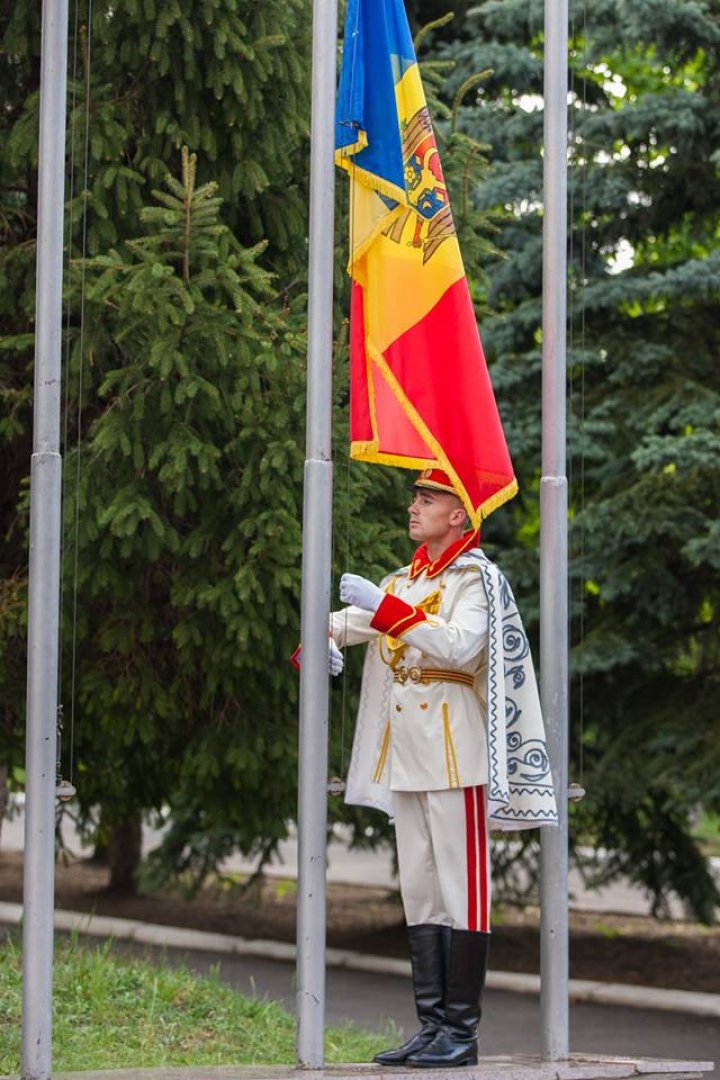 Pavel Filip: Indiferent de orientarea politică, în faţa drapelului suntem cu toţii egali