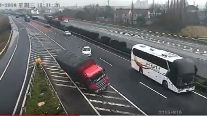 MANEVRE PERICULOASE. Un şofer din China a fost pe punctul de a provoca un dezastru pe o autostradă (VIDEO)