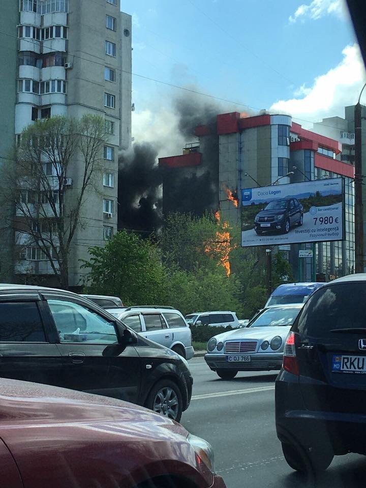 ÎNCĂ UN INCENDIU PUTERNIC. CENTRUL COMERCIAL LUNEDOR din Capitală, cuprins de flăcări (VIDEO/FOTO)