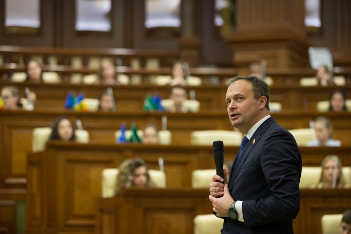 Andrian Candu către elevii din stânga Nistrului în vizită la Parlament: Sunteți oamenii care oferă lecții de patriotism tuturor