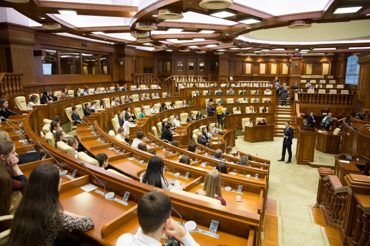 Andrian Candu către elevii din stânga Nistrului în vizită la Parlament: Sunteți oamenii care oferă lecții de patriotism tuturor