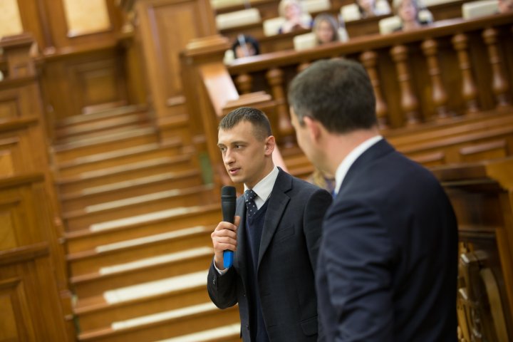 Andrian Candu către elevii din stânga Nistrului în vizită la Parlament: Sunteți oamenii care oferă lecții de patriotism tuturor