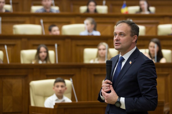 Andrian Candu către elevii din stânga Nistrului în vizită la Parlament: Sunteți oamenii care oferă lecții de patriotism tuturor