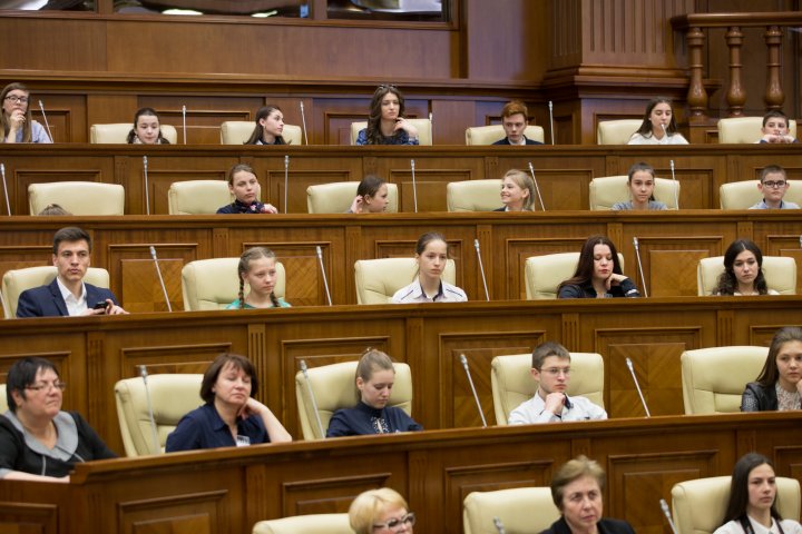 Andrian Candu către elevii din stânga Nistrului în vizită la Parlament: Sunteți oamenii care oferă lecții de patriotism tuturor