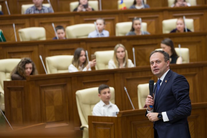 Andrian Candu către elevii din stânga Nistrului în vizită la Parlament: Sunteți oamenii care oferă lecții de patriotism tuturor