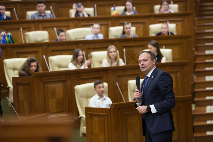 Andrian Candu către elevii din stânga Nistrului în vizită la Parlament: Sunteți oamenii care oferă lecții de patriotism tuturor