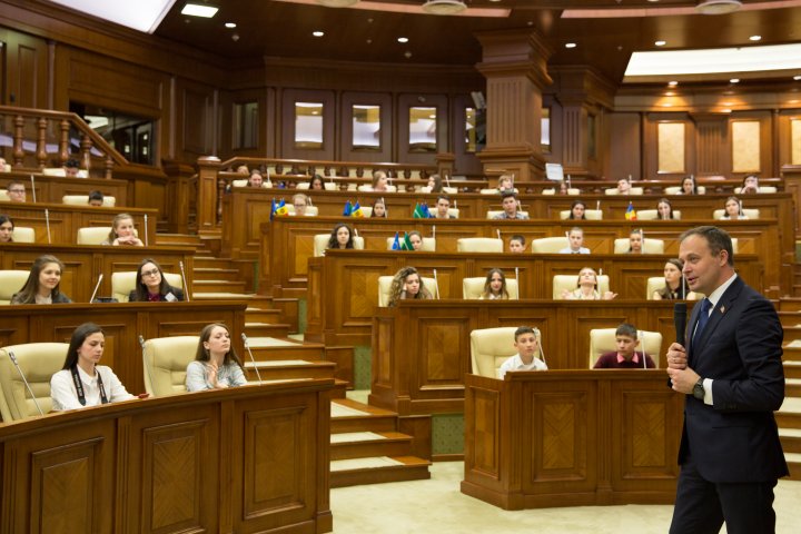 Andrian Candu către elevii din stânga Nistrului în vizită la Parlament: Sunteți oamenii care oferă lecții de patriotism tuturor