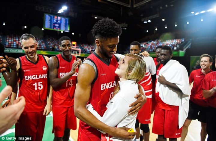 EMOȚIONANT! Cerere în căsătorie la meciul de baschet Anglia-Camerun. S-au logodit pe teren