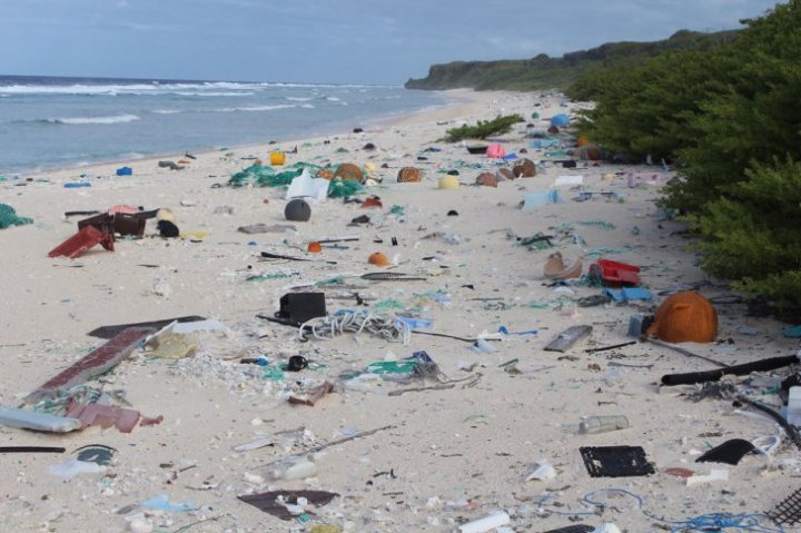 ÎNGROZITOR! Cum arată insula exotică acoperită de cele mai multe deșeuri de plastic din lume