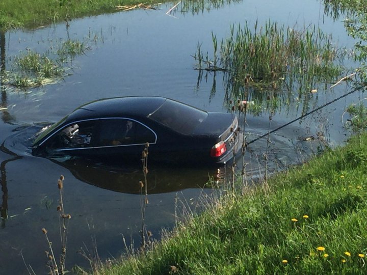 Ce a păţit un şofer de la Bălţi după ce a ajuns cu BMW-ul în râul Răut (FOTO)