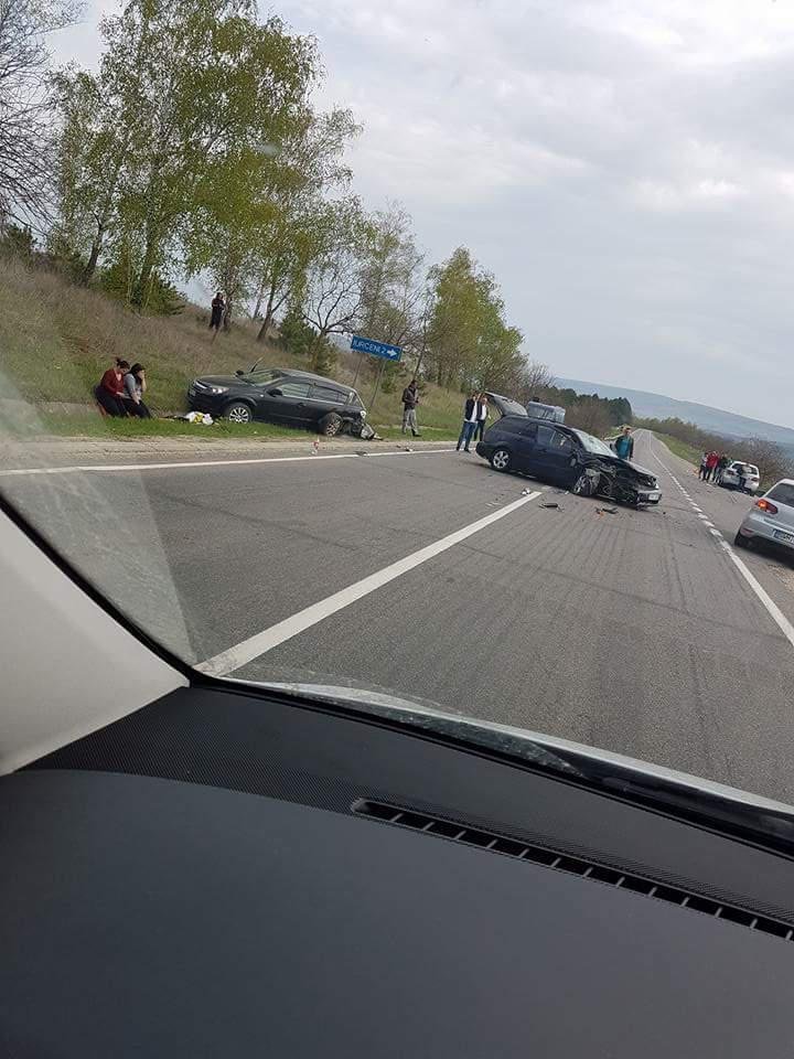 Accident grav la intrarea în satul Iurceni. Două mașini s-au tamponat frontal (FOTO)