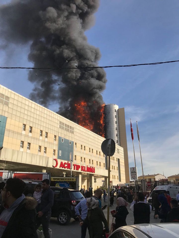 Spital în flăcări în Istanbul. Toți pacienții au fost evacuați de urgenţă (VIDEO)