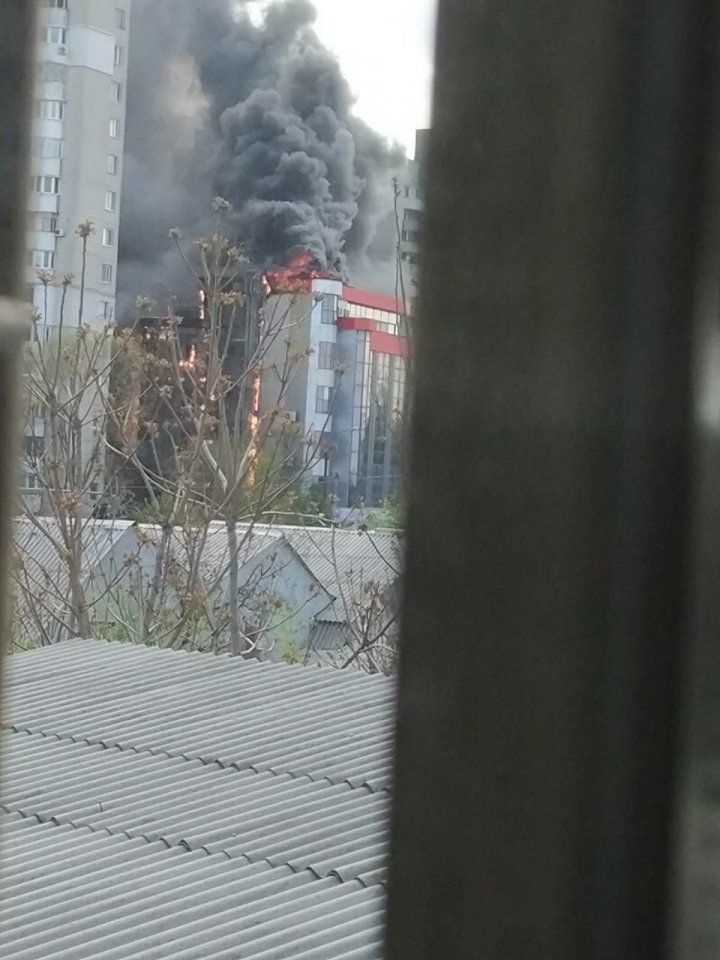 ÎNCĂ UN INCENDIU PUTERNIC. CENTRUL COMERCIAL LUNEDOR din Capitală, cuprins de flăcări (VIDEO/FOTO)