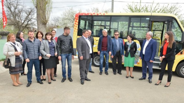 Elevii din Truşeni se vor duce la şcoală cu un autobuz nou. Silvia Radu: Copiii se vor putea deplasa în siguranţă şi confort