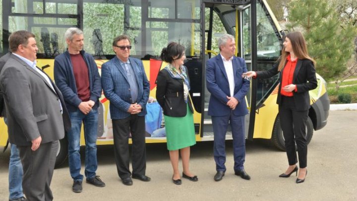 Elevii din Truşeni se vor duce la şcoală cu un autobuz nou. Silvia Radu: Copiii se vor putea deplasa în siguranţă şi confort