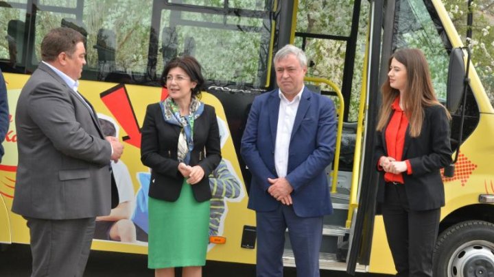 Elevii din Truşeni se vor duce la şcoală cu un autobuz nou. Silvia Radu: Copiii se vor putea deplasa în siguranţă şi confort