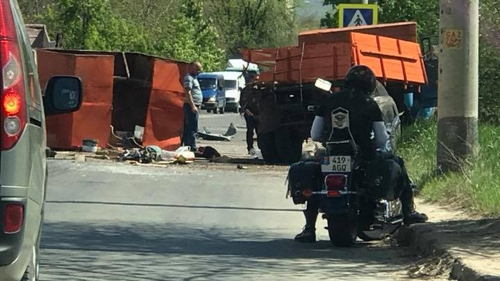 ACCIDENT GRAV în sectorul Botanica. O ambulanţă, la faţa locului (FOTO)